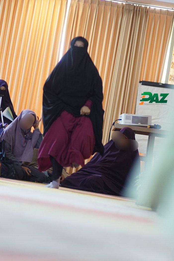 Hadist Bagaimana Cara Berjalan Rasulullah Seakan Akan Turun dari Tempat Tinggi PAZ